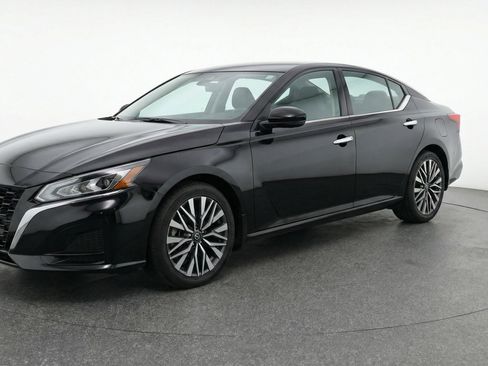 Used 2025 Nissan Altima 2.5 SV FWD image 3