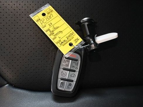 Used 2024 Chrysler Pacifica Touring-L image 28