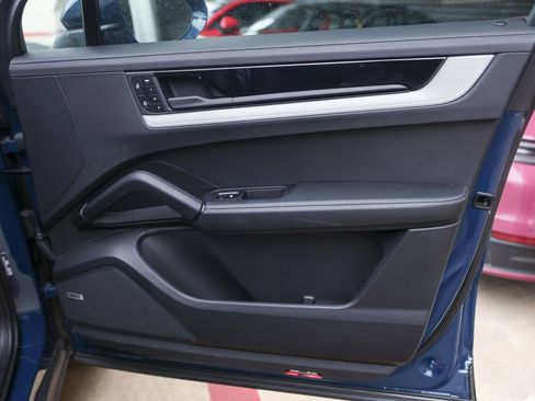 Certified 2025 Porsche Cayenne E-Hybrid AWD/4WD image 35