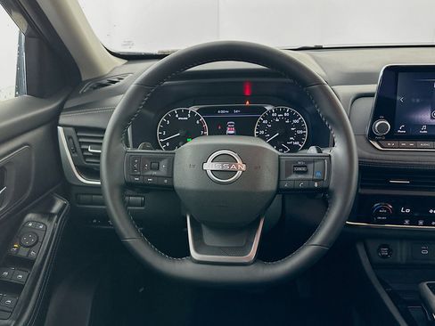 Used 2025 Nissan Rogue SV image 18