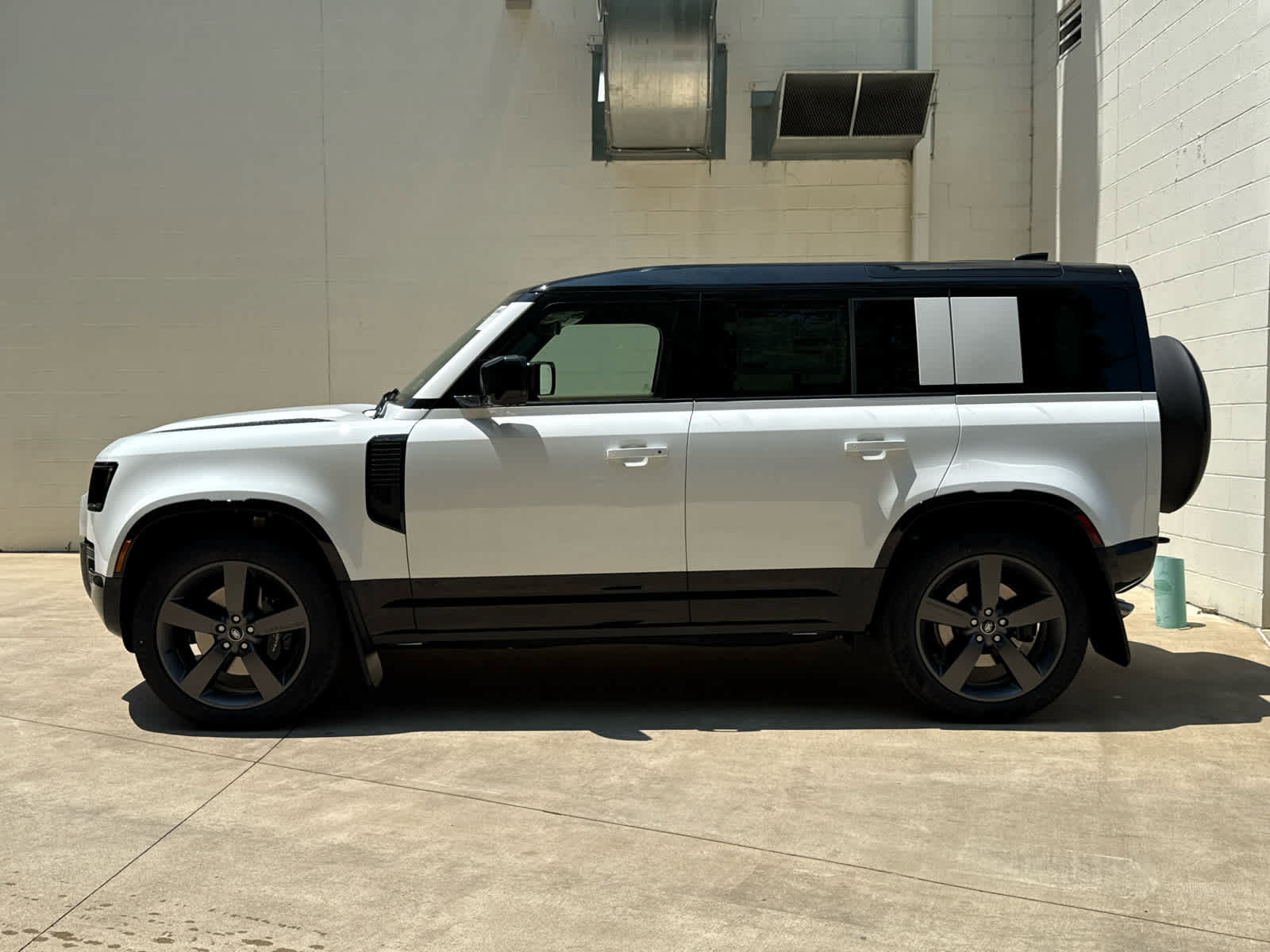 Used 2025 Land Rover Defender 110 V8 AWD/4WD image 5