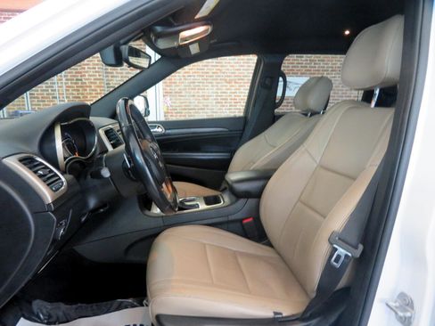 Used 2017 Jeep Grand Cherokee Laredo image 15