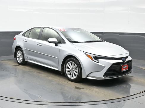 Used 2025 Toyota Corolla LE w/ LE Premium Package image 8