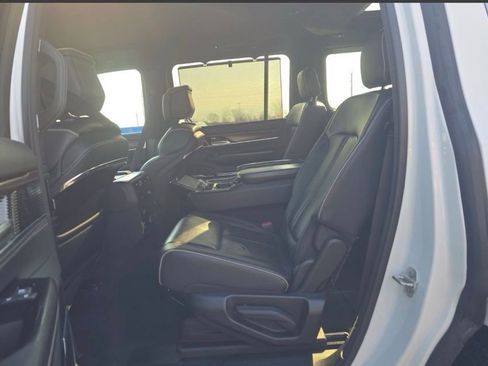 Used 2023 Jeep Grand Wagoneer Series II image 13