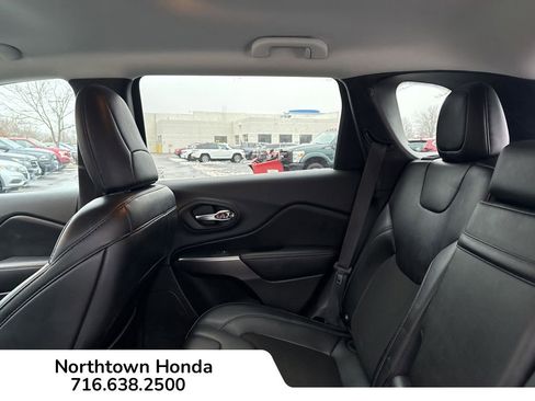 Used 2019 Jeep Cherokee Latitude Plus w/ Comfort/Convenience Group image 18