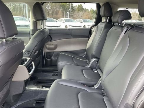 New 2026 Kia Carnival EX image 4