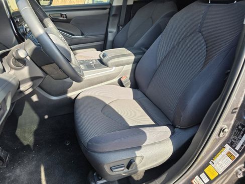 Used 2025 Toyota Highlander LE FWD image 29
