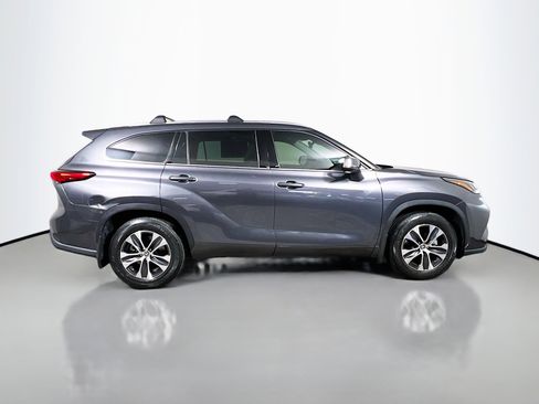 Used 2021 Toyota Highlander XLE image 3