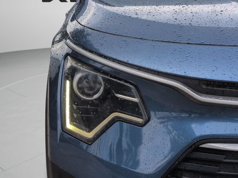 Certified 2023 Kia Niro EX FWD image 12