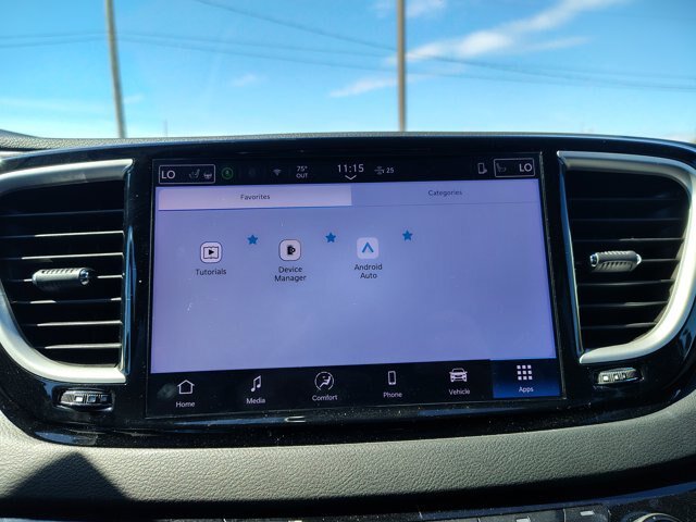 Used 2025 Chrysler Pacifica Select FWD image 3