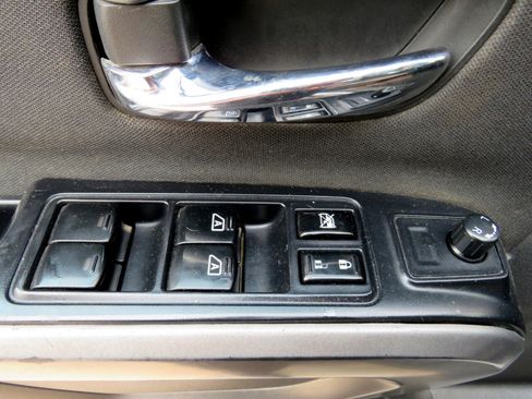 Used 2015 Nissan Titan SV w/ Tow Package image 11