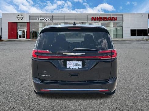 Used 2024 Chrysler Pacifica Touring-L FWD image 6