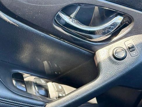 Used 2017 Nissan Rogue SV image 20