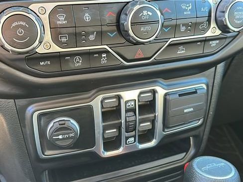 Used 2022 Jeep Gladiator Willys image 16