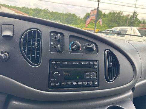 Used 2006 Ford E-350 and Econoline 350 XLT RWD image 26