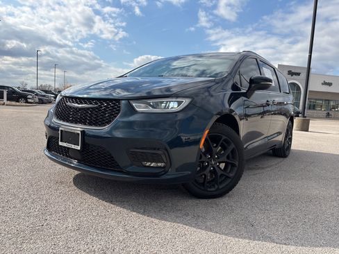 Used 2023 Chrysler Pacifica Touring-L w/ Uconnect Theater Family Group image 1