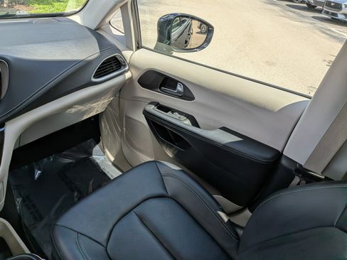Used 2024 Chrysler Pacifica Limited FWD image 19
