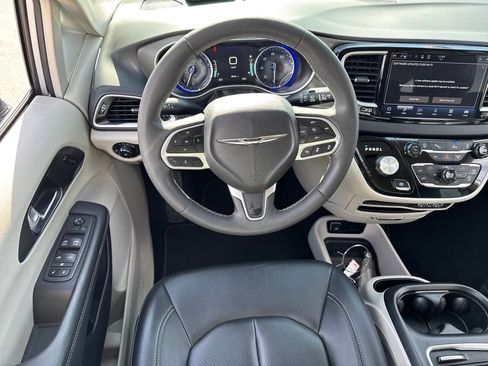 Used 2024 Chrysler Pacifica Touring-L image 17