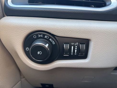 Used 2023 Chrysler Pacifica Touring-L image 25