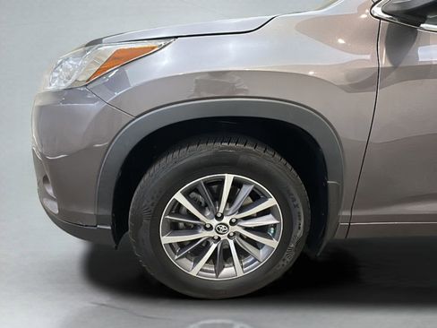 Used 2018 Toyota Highlander XLE w/ Carpet Mat Package (TMS) image 3