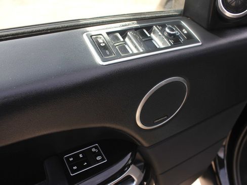 Used 2015 Land Rover Range Rover HSE image 28