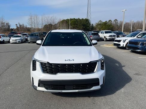 Used 2025 Kia Sorento LX image 3