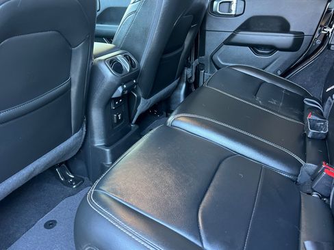 Used 2022 Jeep Wrangler Unlimited Sahara image 12