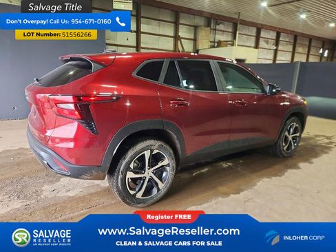 Used 2025 Chevrolet Trax RS w/ Sunroof Package FWD image 4