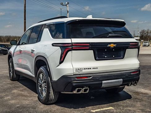Used 2024 Chevrolet Traverse LT image 3