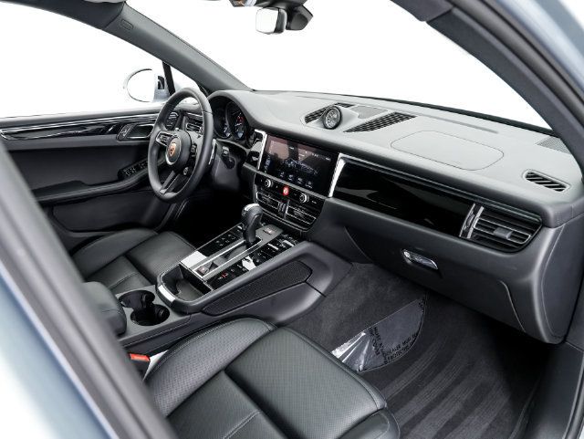 Certified 2026 Porsche Macan AWD/4WD image 24