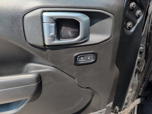 Used 2025 Jeep Wrangler Sport AWD/4WD image 15