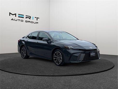 Used 2025 Toyota Camry XLE image 1