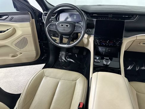 Used 2023 Jeep Grand Cherokee L Limited w/ Black Appearance Package AWD/4WD image 17