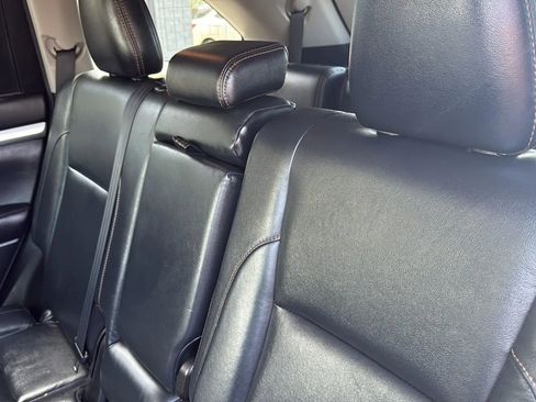 Used 2017 Toyota Highlander XLE w/ Carpet Mat Package AWD/4WD image 19
