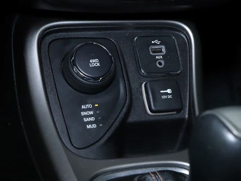 Used 2017 Jeep Compass Latitude w/ Popular Equipment Group AWD/4WD image 29