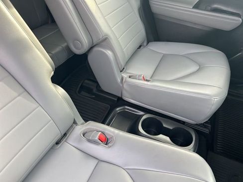 Used 2022 Toyota Highlander XLE image 13