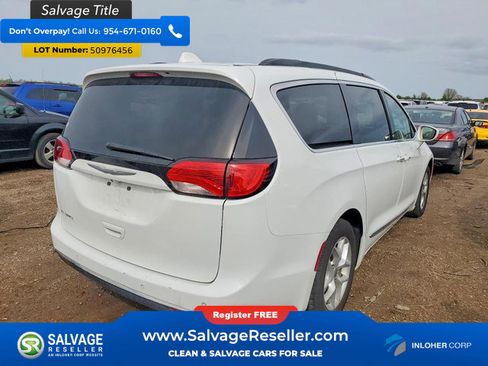 Used 2017 Chrysler Pacifica Touring-L w/ Tire & Wheel Group FWD image 4