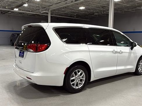 Used 2022 Chrysler Voyager LX image 4