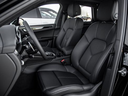 Certified 2026 Porsche Macan AWD/4WD image 5