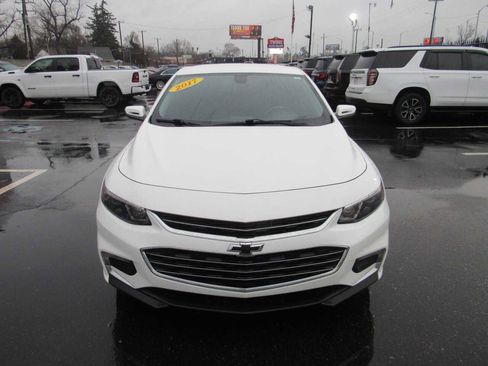 Used 2017 Chevrolet Malibu LT image 2