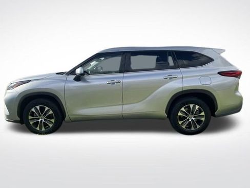 Used 2021 Toyota Highlander XLE FWD image 2