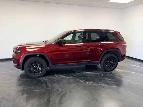 Used 2024 Jeep Grand Cherokee Altitude AWD/4WD image 19