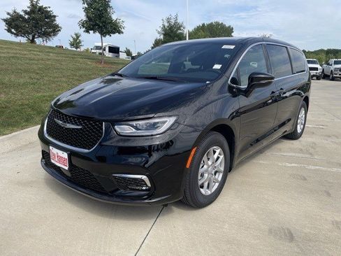 New 2026 Chrysler Pacifica Select image 1