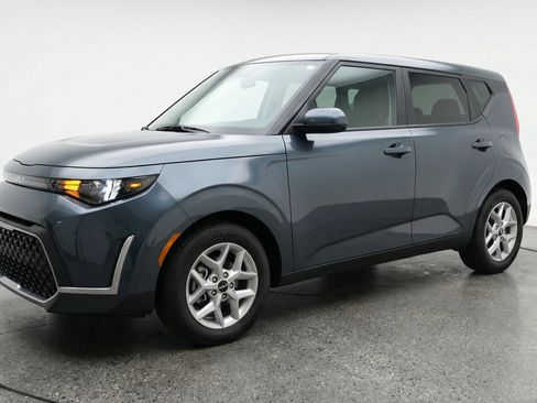 Used 2025 Kia Soul LX w/ LX Technology Package image 3