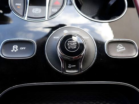 Used 2020 Bentley Bentayga AWD/4WD image 29