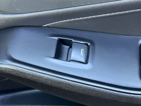 Used 2023 Chevrolet Traverse LT image 23