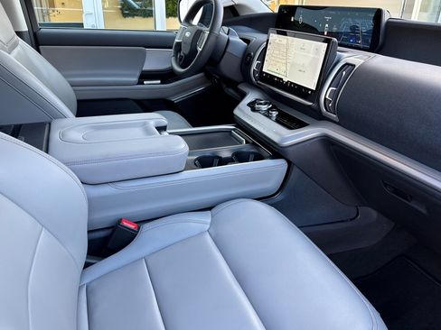 Used 2025 Ford Expedition Active image 17