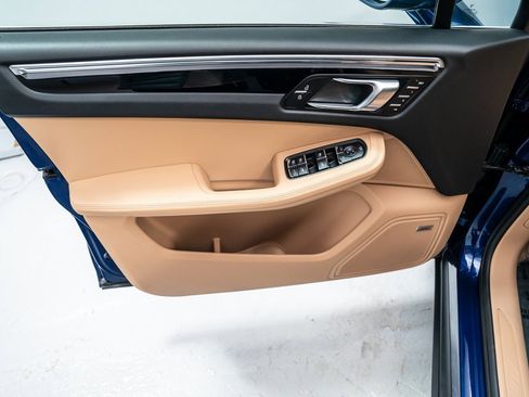 Used 2025 Porsche Macan image 23