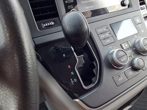 Used 2020 Toyota Sienna L image 17