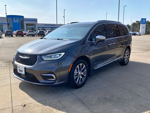 Used 2021 Chrysler Pacifica Pinnacle image 3